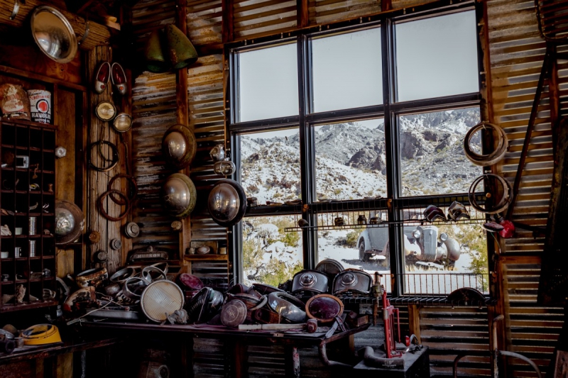 cordonnerie-TRANS EN PROVENCE-min_shop_window_part_junk_abandoned-138873